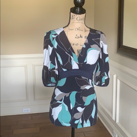 BCBGMAXAZRIA High Low Patterned 3/4 Top EUC - Picture 5 of 8